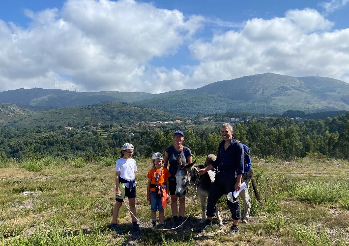 Atividade família, crianças, trilho da cascata do Pincho PR05 Viana do Castelo, Montaria - Serra de Arga. Caminhe na companhia de um dócil burro e viva uma experiência no meio da natureza.